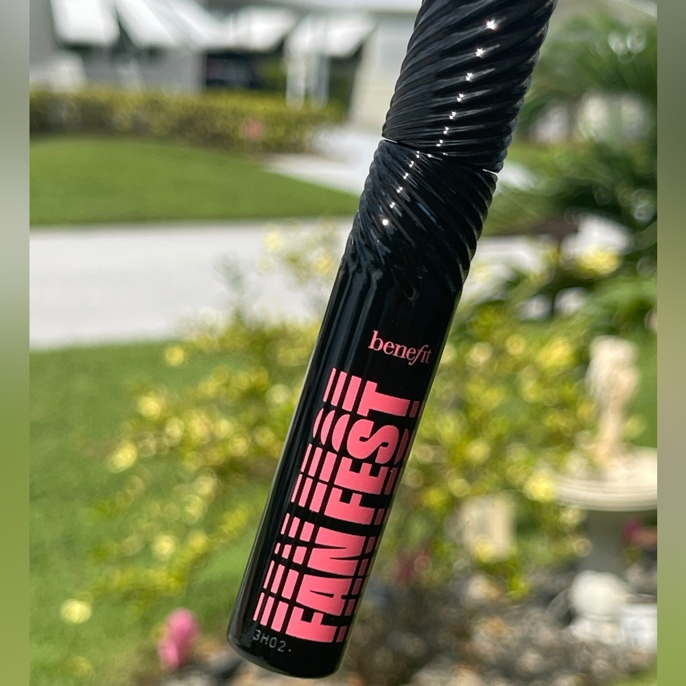 BENEFIT COSMETICS Fan Fest Fanning & Volumizing Mascara In Hyper Black - Picture 4 of 14